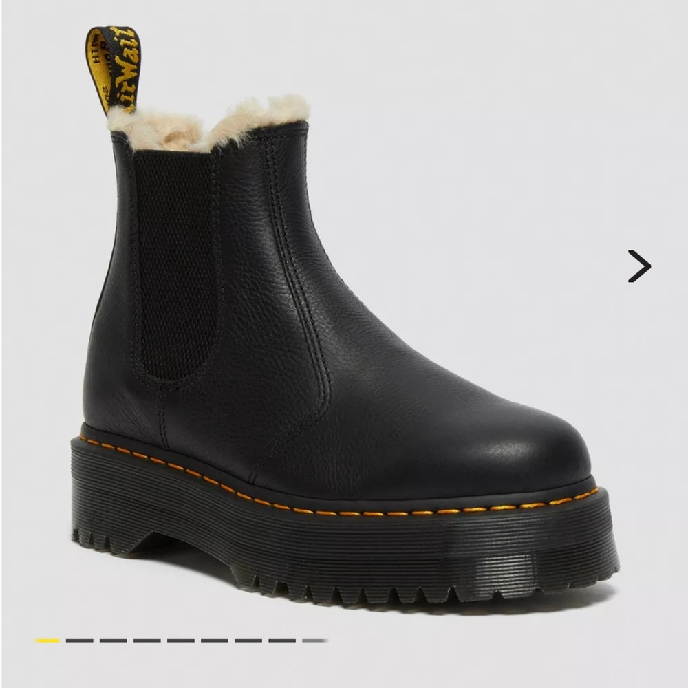 2976 faux fur lined platform Chelsea boots Dr.Martens